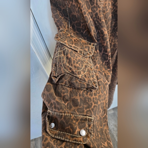 True Religion Bobbi Big T Baggy Leopard Print Cargo Pants - Picture 6 of 15